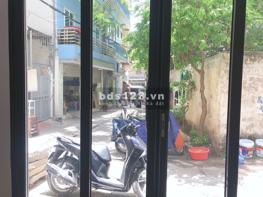 Cho thuê nhà Nguyễn Khang 35m2, 4 tầng, ngõ 2 oto, giá bán 12 triệu/tháng
