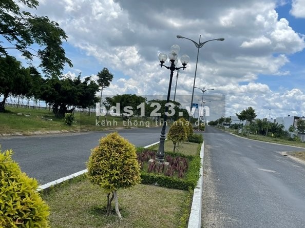 Bán nhà mặt tiền Tôn Đức Thắng, dt 5x28m, 3 tầng view biển ngất ngay, lhcc