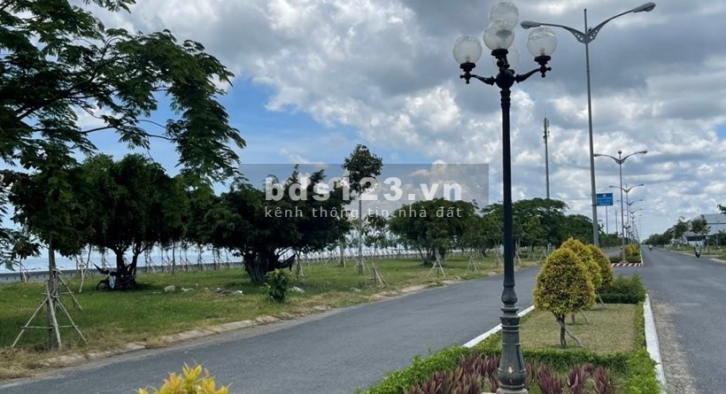 Bán nhà mặt tiền Tôn Đức Thắng, dt 5x28m, 3 tầng view biển ngất ngay, lhcc
