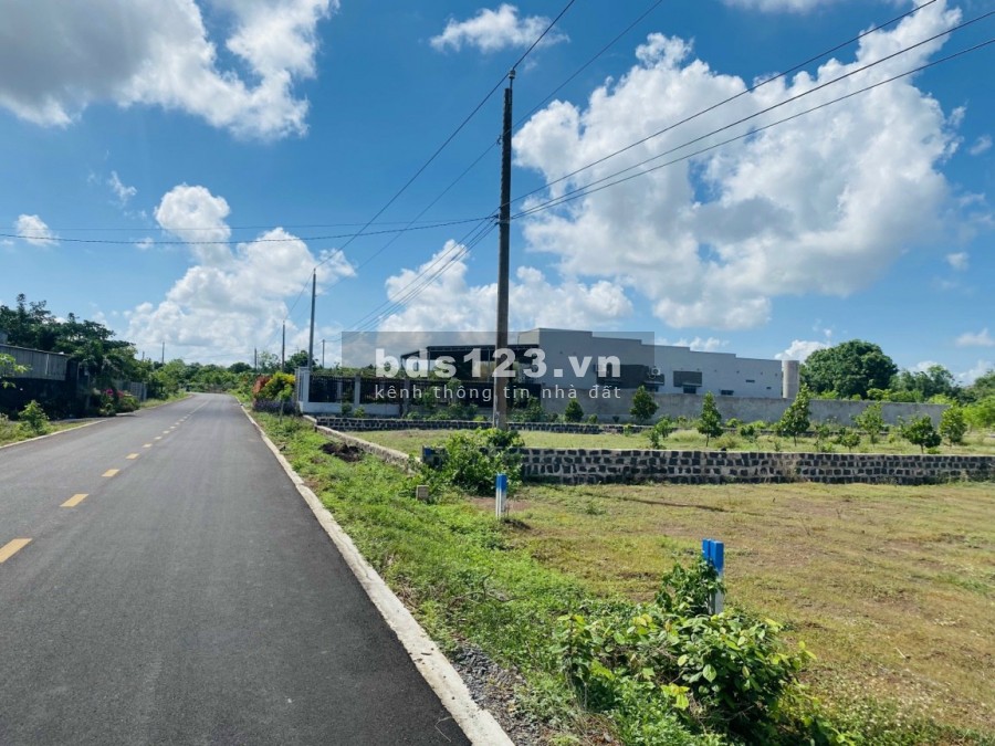 Bán sào đất láng dài, kcn đất đỏ, có sẵn 100m2 thổ cư, giá 900 triệu