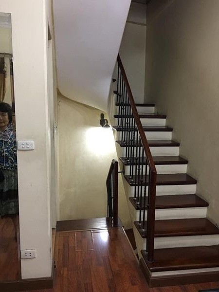 Bán nhà phố Trần Quý Cáp Quận Đống Đa, dt 40m2, 4 tầng, giá 2.6 tỷ, ô tô kinh doanh, lh 0395454603