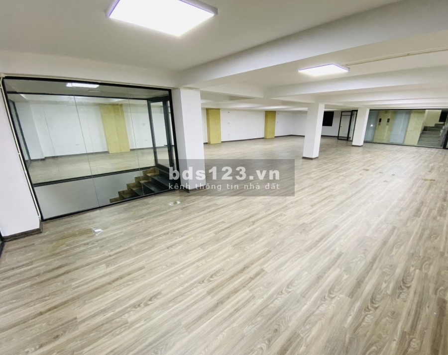 Cho thuê văn phòng phố đường Láng đầu ngã tư sở Mặt tiền rộng 7m