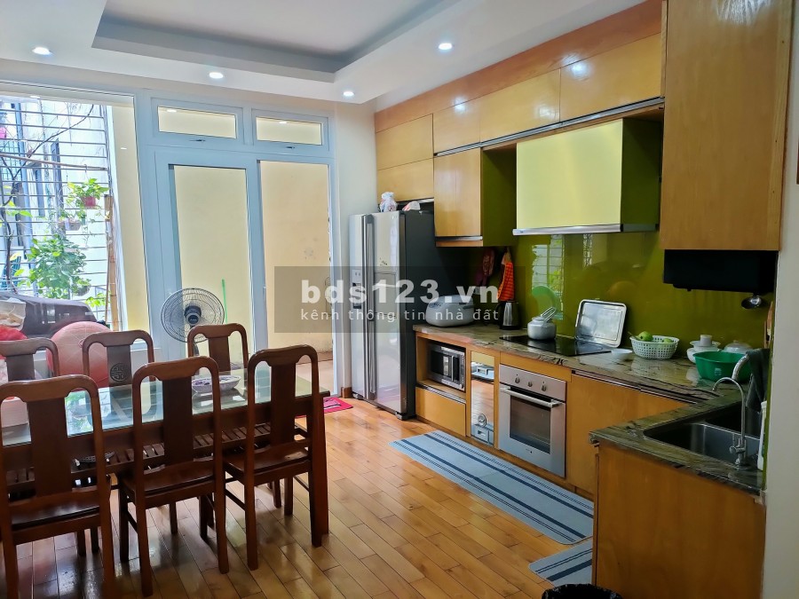 Giá sốc bán gấp nhà 78m2, 4.5 tầng, 6 pn khép kín tại Cầu Giấy, khu an ninh dân trí cao giá 5 tỷ