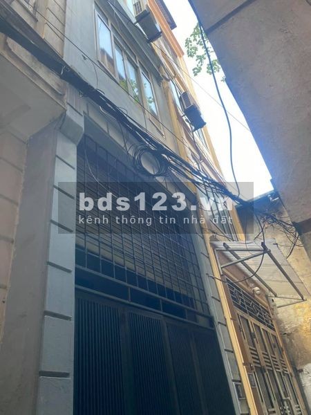 Bán nhà 4 tầng Cầu Giấy, dt 33m2, 15m ra đường ô tô full công năng, giá 3.2 tỷ, lh 0961427470