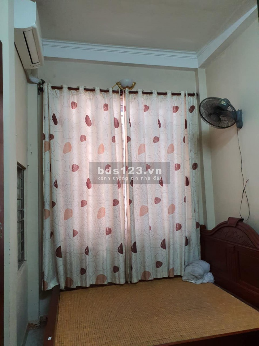 Bán nhà 4 tầng Cầu Giấy, dt 33m2, 15m ra đường ô tô full công năng, giá 3.2 tỷ, lh 0961427470