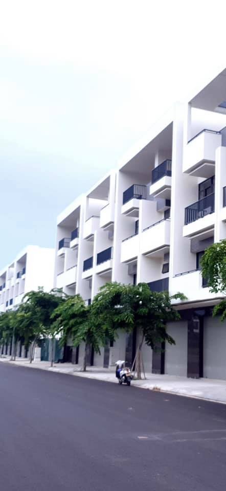 Nhà phố thương mại. 4 tầng xây thô VCN Phước Long. 2, giá bán 5.5 tỷ, lhcc