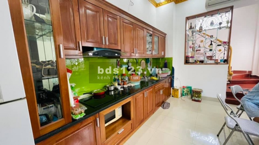 Bán gấp nhà dt 78m2, 4.5 tầng, 6 pn khép kín tại Cầu Giấy, an ninh dân trí cao, giá 5 tỷ
