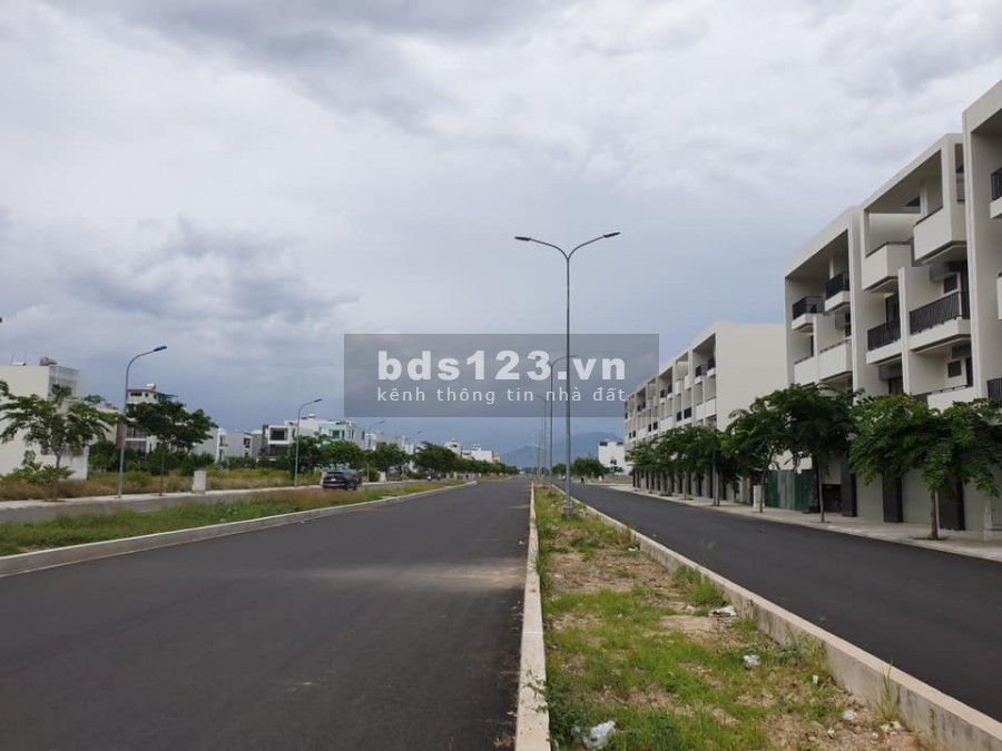 Nhà phố thương mại. 4 tầng xây thô VCN Phước Long. 2, giá bán 5.5 tỷ, lhcc