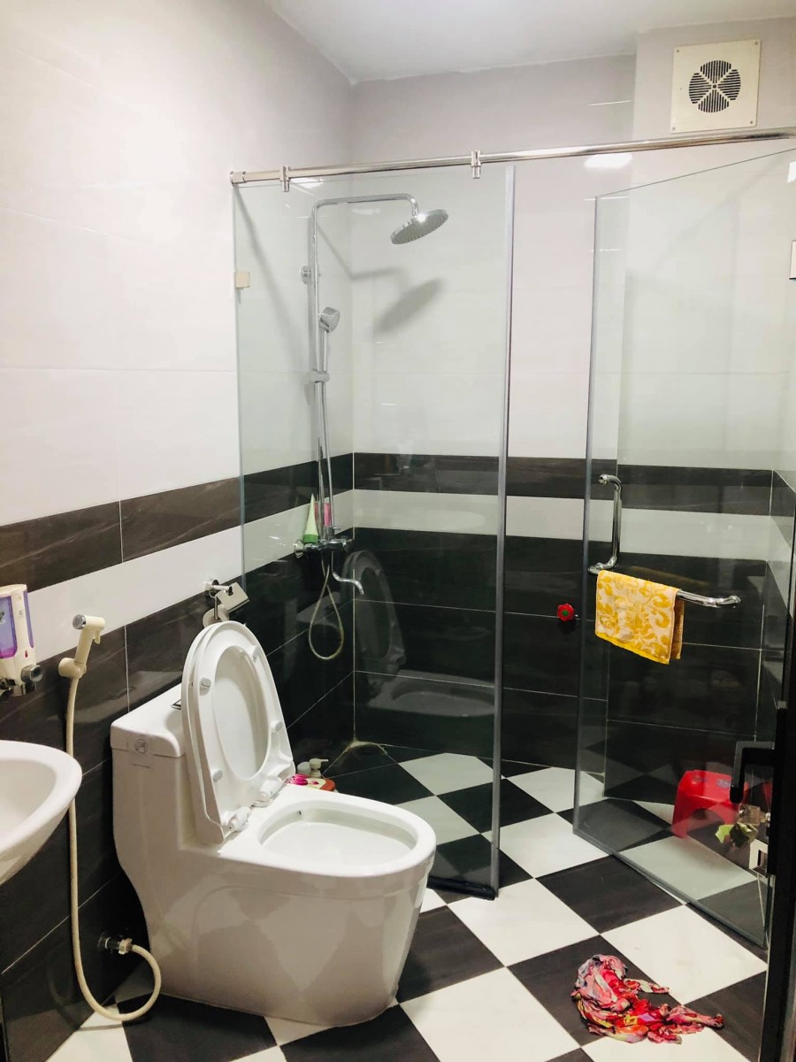Bán nhà Lạc Long Quân, nhà xây kiên cố, đường ô tô tránh, ở và kinh doanh tuyệt vời