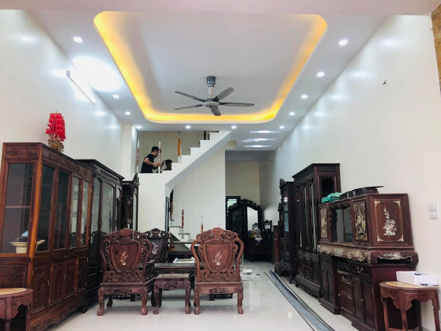 Bán nhà Lạc Long Quân, nhà xây kiên cố, đường ô tô tránh, ở và kinh doanh tuyệt vời