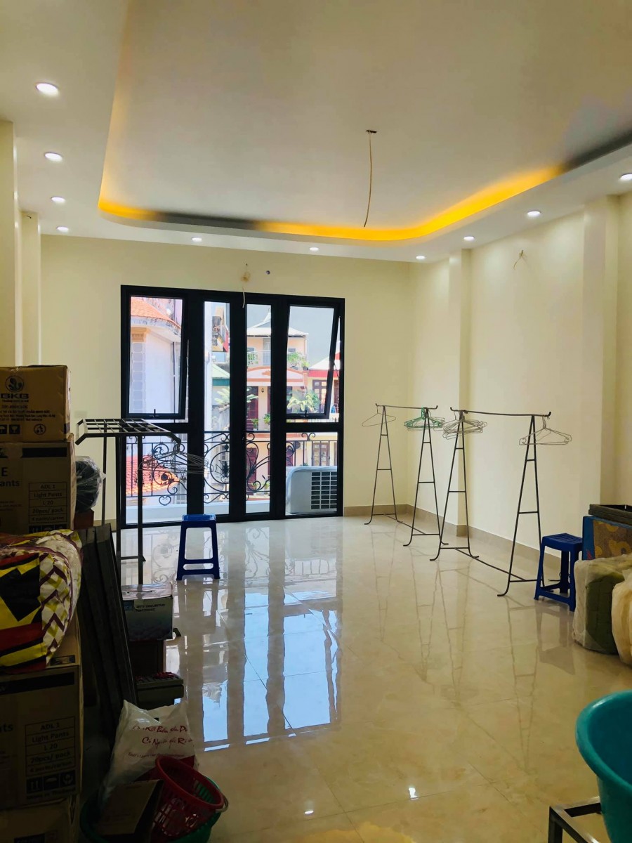 Bán nhà Lạc Long Quân, nhà xây kiên cố, đường ô tô tránh, ở và kinh doanh tuyệt vời