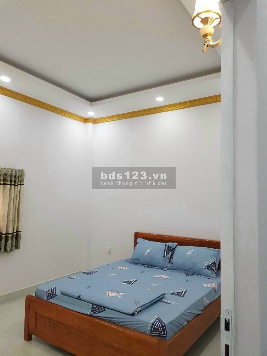 Nhà 2 lầu 2 trệt. Giá ngộp mua là ở ngay, diện tích sử dụng 100m2, thổ cư 60m2