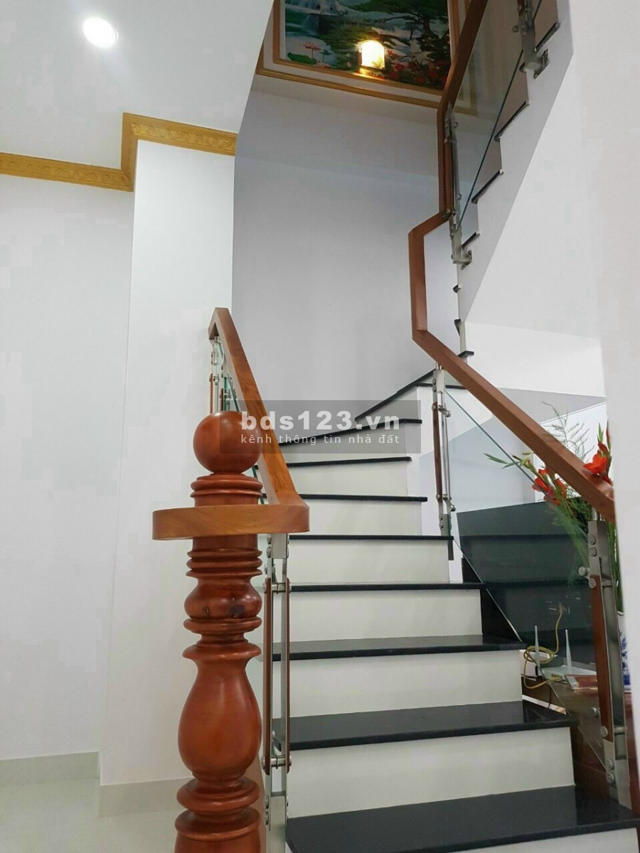Nhà 2 lầu 2 trệt. Giá ngộp mua là ở ngay, diện tích sử dụng 100m2, thổ cư 60m2