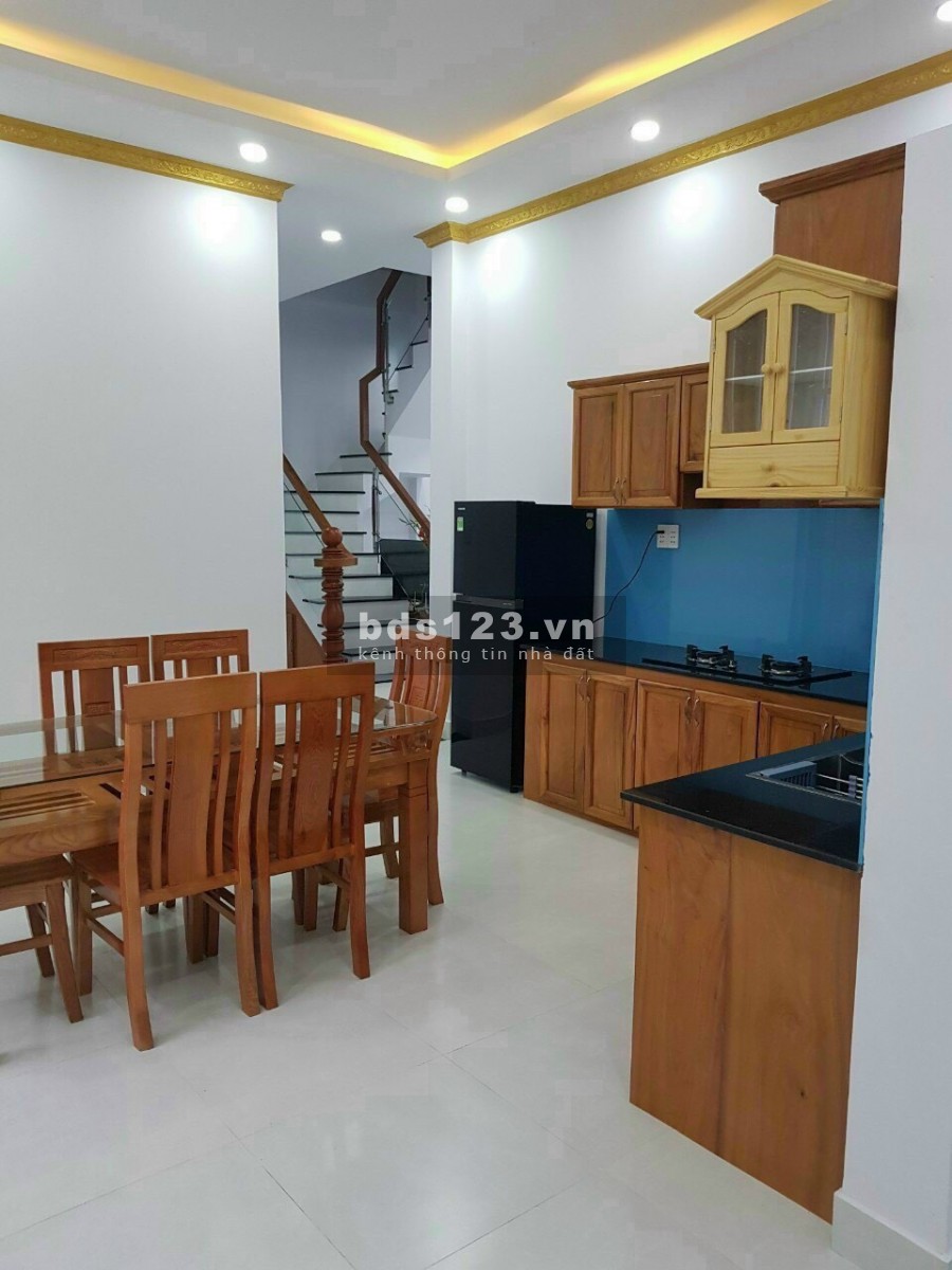 Nhà 2 lầu 2 trệt. Giá ngộp mua là ở ngay, diện tích sử dụng 100m2, thổ cư 60m2