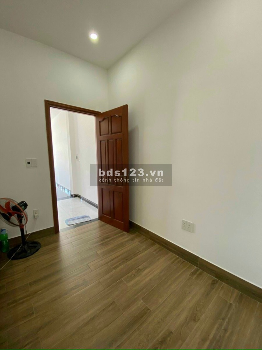 Nhà 2 lầu 2 trệt. Giá ngộp mua là ở ngay, diện tích sử dụng 100m2, thổ cư 60m2