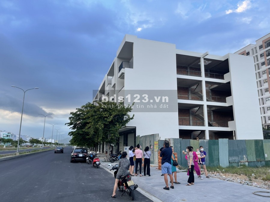 Nhà phố thương mại. 4 tầng xây thô VCN Phước Long. 2, giá bán 5.5 tỷ, lhcc