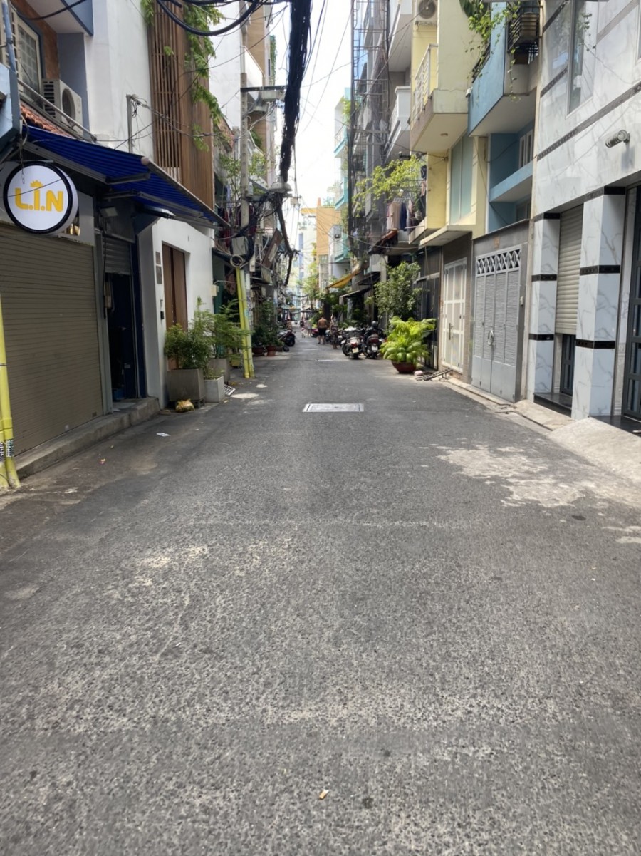 Bán nhà hẻm xe hơi Hoa Sứ, 4.1m2 x 13.5m giá rẻ 5.6 tỷ. LH 0376966383