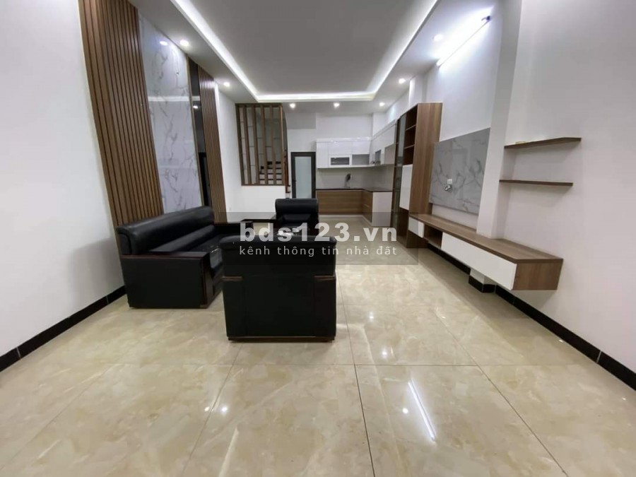 Cần tiền gấp, tôi cần bán nhà đường Cầu Giấy 45m2 x 5 tầng, giá 5.7tỷ, có thương lượng