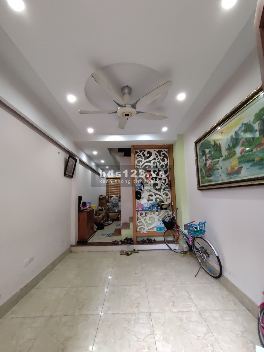 Mặt ngõ Lĩnh Nam, ngõ thẳng, cách ô tô 20m, trước nhà rộng rãi, Nhà đẹp dt 45m2 nhỉnh 3 tỷ