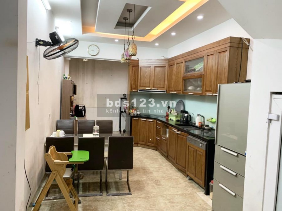 Cần bán nhà Hào Nam diện tích sử dụng 22m2 đúc 5 tầng, ngõ nông, giá 2.3 tỷ