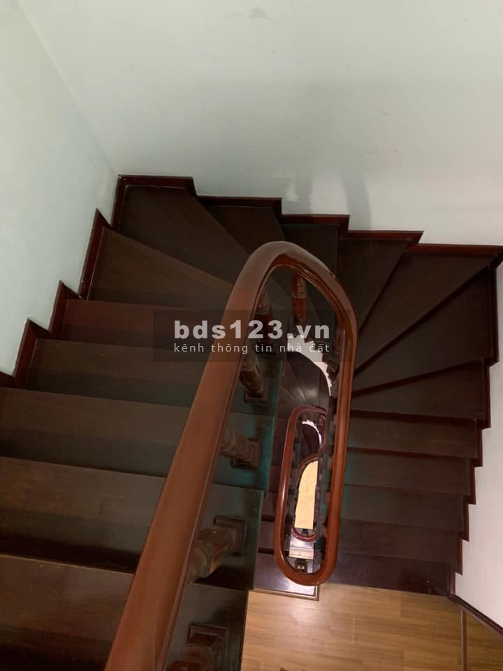 Cần bán nhà Hào Nam diện tích sử dụng 22m2 đúc 5 tầng, ngõ nông, giá 2.3 tỷ