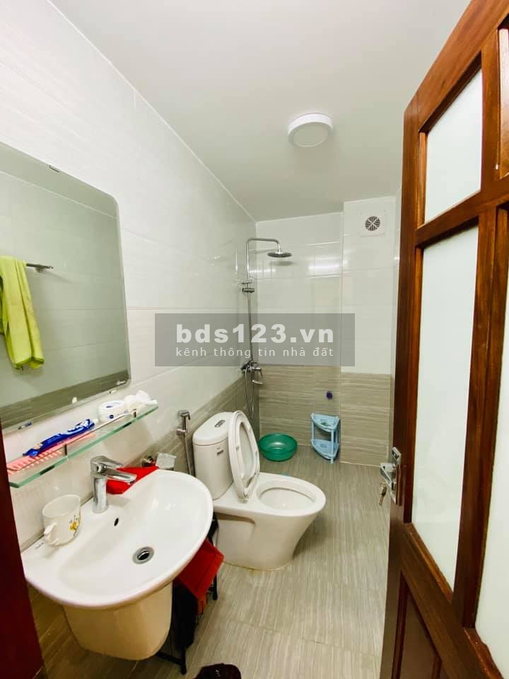 Nhà nguyên căn 6 tầng đúc Quận Cầu Giấy, dt 44m2, mt 4.2 m, gần phố đầy đủ nội thất, giá 6.8 tỷ