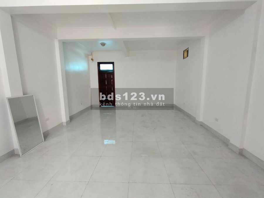 Bán nhà nguyên căn mặt phố Phạm Văn Đồng giá cho nhà đầu tư, 5 tầng đúc bê tông