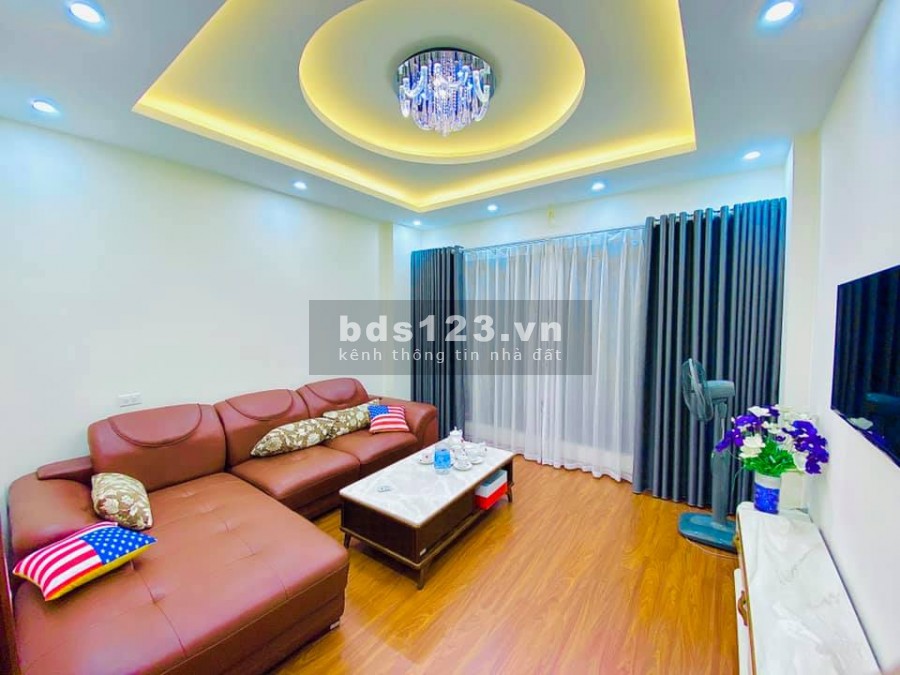 Nhà nguyên căn 6 tầng đúc Quận Cầu Giấy, dt 44m2, mt 4.2 m, gần phố đầy đủ nội thất, giá 6.8 tỷ
