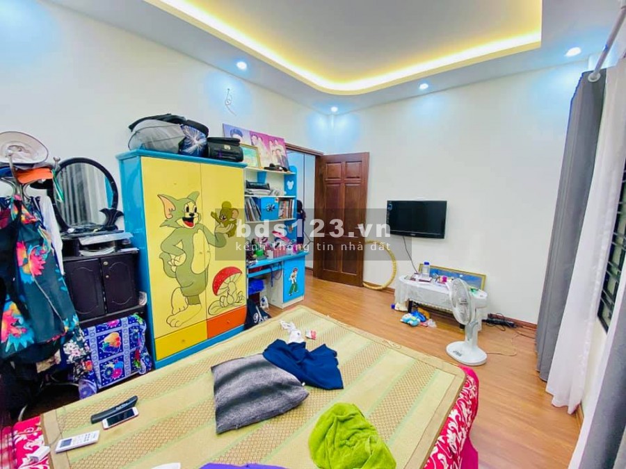 Nhà nguyên căn 6 tầng đúc Quận Cầu Giấy, dt 44m2, mt 4.2 m, gần phố đầy đủ nội thất, giá 6.8 tỷ