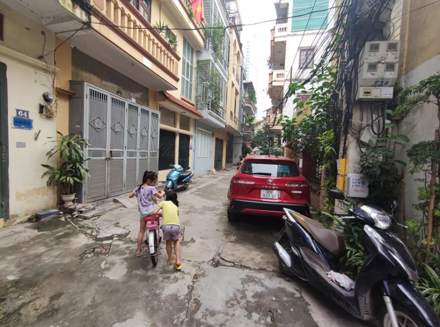 Bán nhà phố Lê Văn Lương nhỉnh 2 tỷ, phố to nhà đệp trước nhà cửa 2 xe máy tránh
