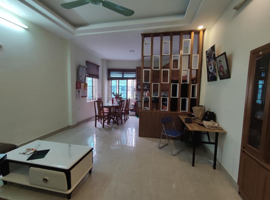 Bán nhà phố Lê Văn Lương nhỉnh 2 tỷ, phố to nhà đệp trước nhà cửa 2 xe máy tránh