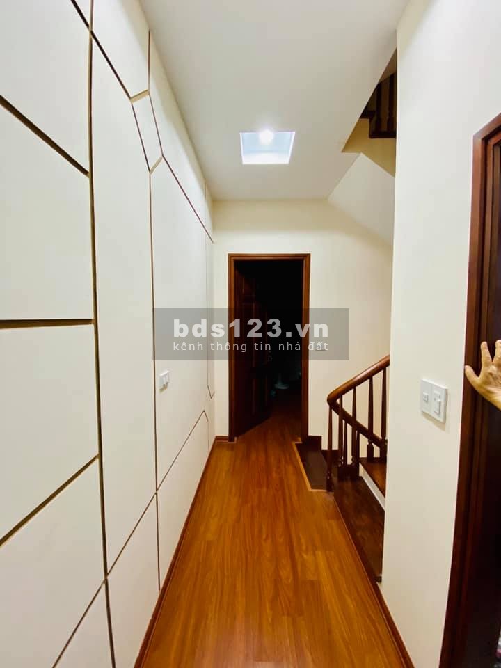 Nhà nguyên căn 6 tầng đúc Quận Cầu Giấy, dt 44m2, mt 4.2 m, gần phố đầy đủ nội thất, giá 6.8 tỷ