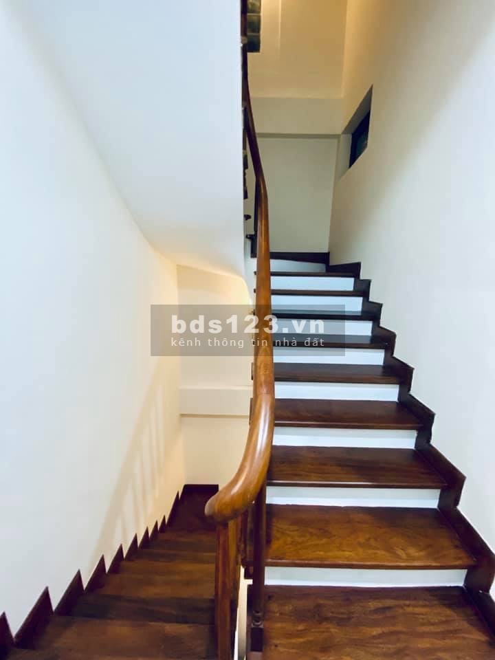 Nhà nguyên căn 6 tầng đúc Quận Cầu Giấy, dt 44m2, mt 4.2 m, gần phố đầy đủ nội thất, giá 6.8 tỷ