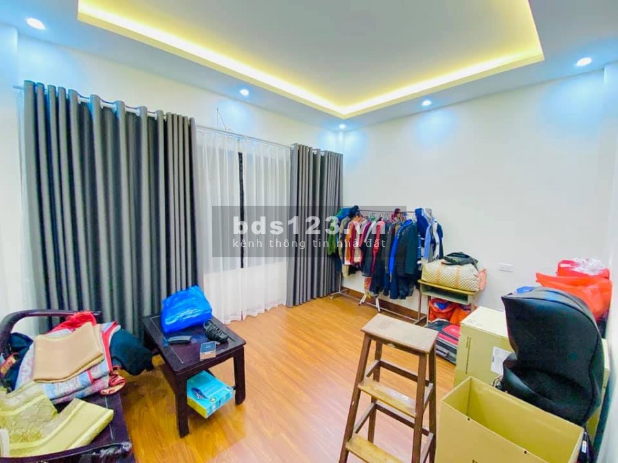 Nhà nguyên căn 6 tầng đúc Quận Cầu Giấy, dt 44m2, mt 4.2 m, gần phố đầy đủ nội thất, giá 6.8 tỷ