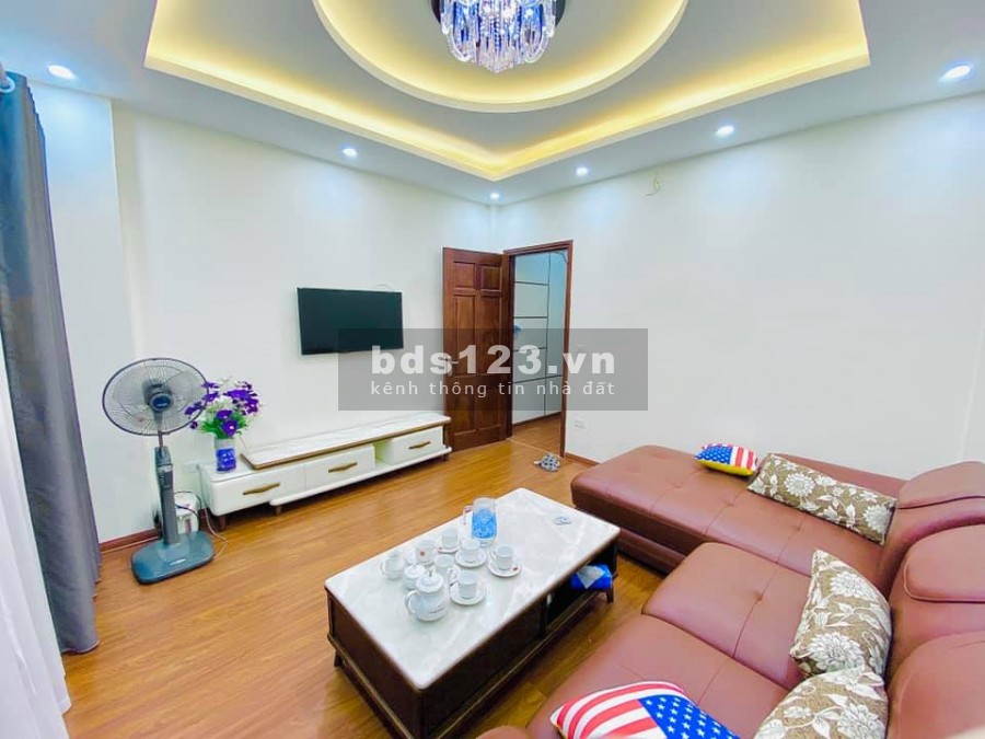 Nhà nguyên căn 6 tầng đúc Quận Cầu Giấy, dt 44m2, mt 4.2 m, gần phố đầy đủ nội thất, giá 6.8 tỷ