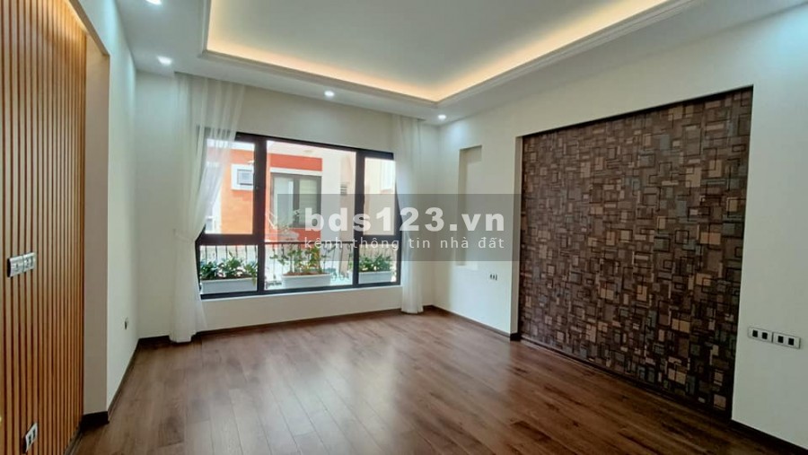 Bán nhà MP Nguyên Hồng, 7 tầng thang máy, vỉa hè 3m oto đỗ cửa, cho thuê 50tr/tháng