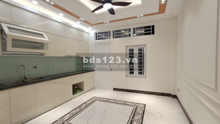 Bán nhà MP Nguyên Hồng, 7 tầng thang máy, vỉa hè 3m oto đỗ cửa, cho thuê 50tr/tháng