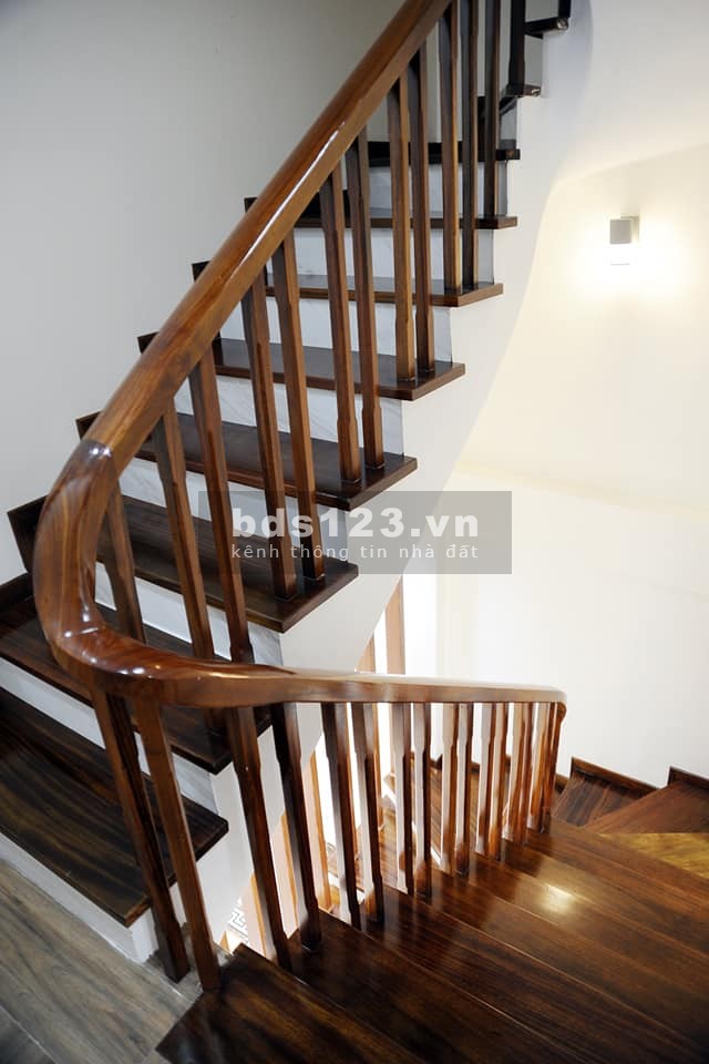 Bán nhà MP Nguyên Hồng, 7 tầng thang máy, vỉa hè 3m oto đỗ cửa, cho thuê 50tr/tháng