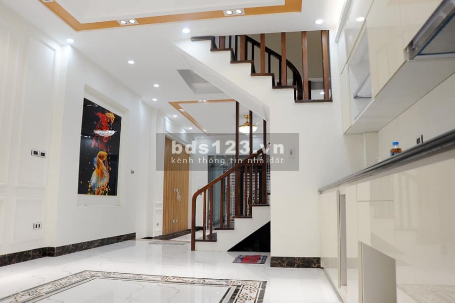 Bán nhà MP Nguyên Hồng, 7 tầng thang máy, vỉa hè 3m oto đỗ cửa, cho thuê 50tr/tháng