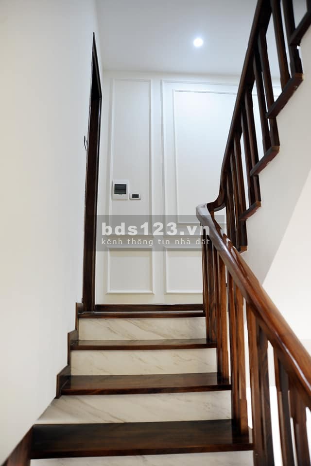 Bán nhà MP Nguyên Hồng, 7 tầng thang máy, vỉa hè 3m oto đỗ cửa, cho thuê 50tr/tháng