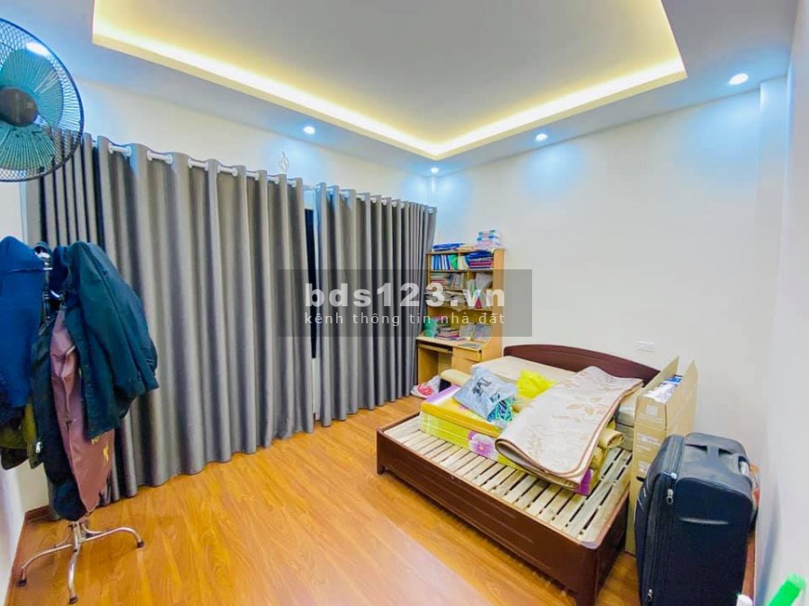 Nhà nguyên căn 6 tầng đúc Quận Cầu Giấy, dt 44m2, mt 4.2 m, gần phố đầy đủ nội thất, giá 6.8 tỷ