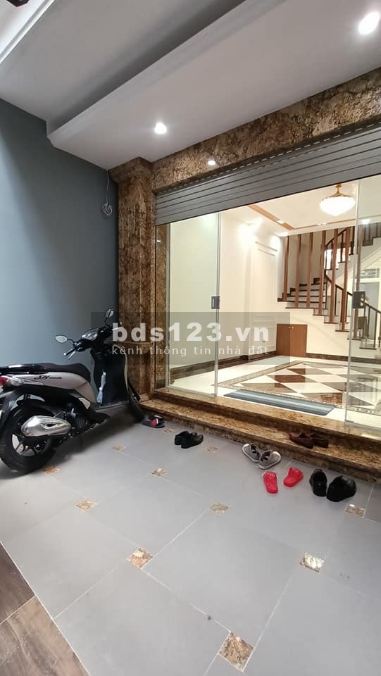 Bán nhà MP Nguyên Hồng, 7 tầng thang máy, vỉa hè 3m oto đỗ cửa, cho thuê 50tr/tháng