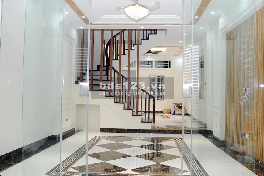 Bán nhà MP Nguyên Hồng, 7 tầng thang máy, vỉa hè 3m oto đỗ cửa, cho thuê 50tr/tháng