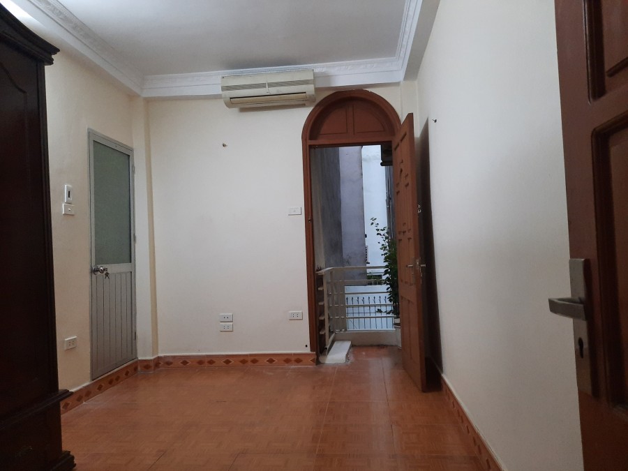 Bán nhà phố Lê Văn Lương nhỉnh 2 tỷ, phố to nhà đệp trước nhà cửa 2 xe máy tránh
