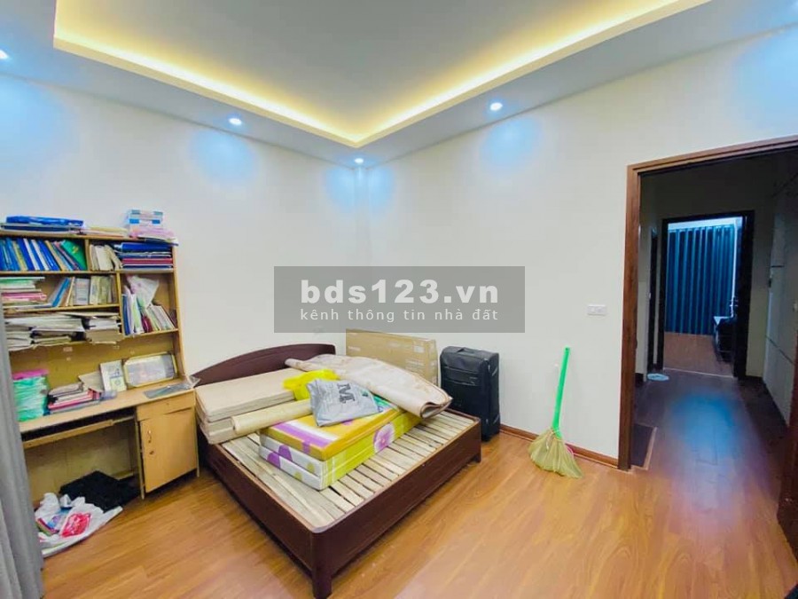Nhà nguyên căn 6 tầng đúc Quận Cầu Giấy, dt 44m2, mt 4.2 m, gần phố đầy đủ nội thất, giá 6.8 tỷ