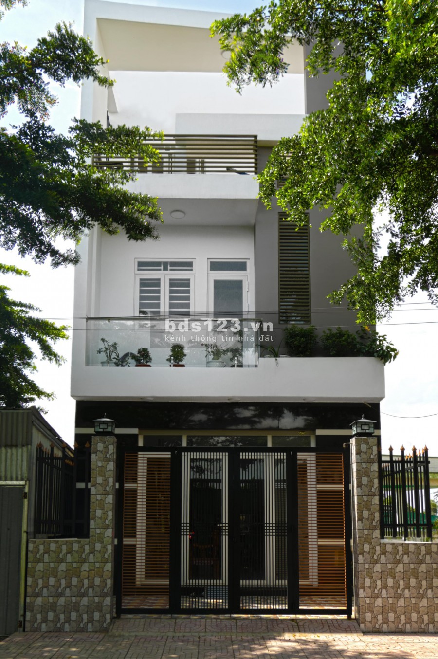 Bán nhà mới xây ở chợ Bình Chánh diện tích 82m2 (5.5mx15m), sổ hồng riêng, lhcc