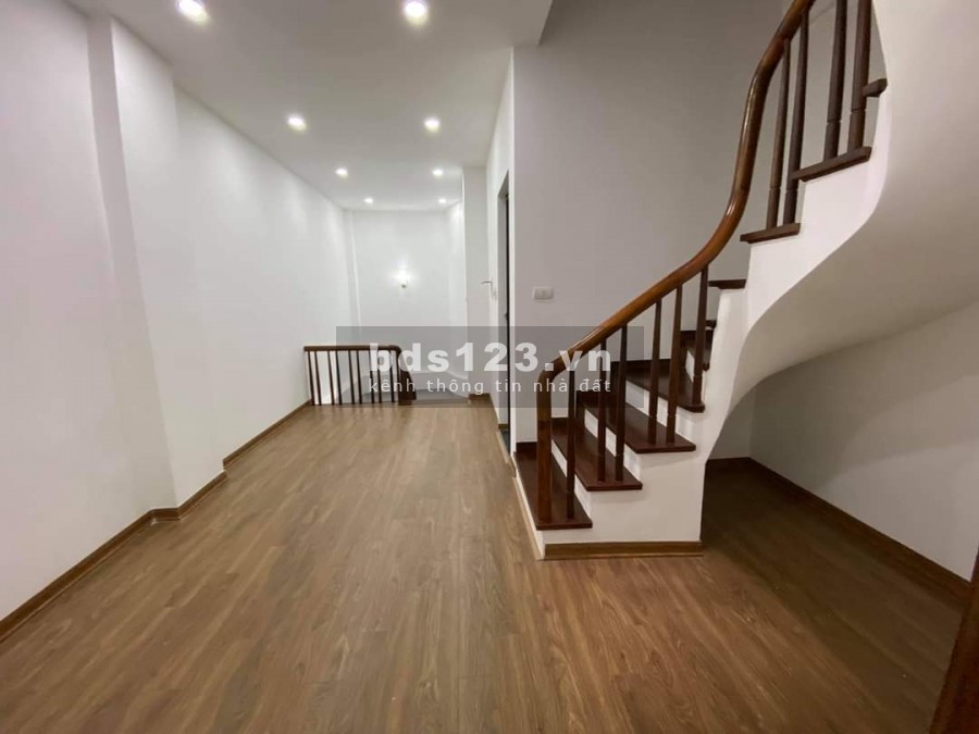 Cần tiền gấp, tôi cần bán nhà đường Cầu Giấy 45m2 x 5 tầng, giá 5.7tỷ, có thương lượng