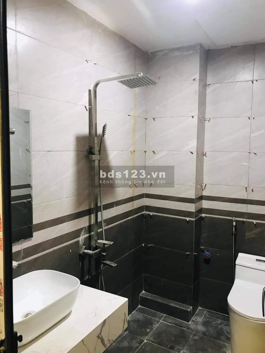Nhà xây sắp xong ô tô cách nhà 10m, sân cực rộng khu dân cư, an sinh đỉnh