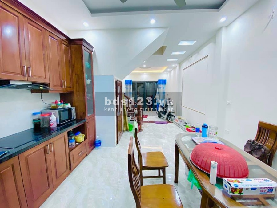 Nhà nguyên căn 6 tầng đúc Quận Cầu Giấy, dt 44m2, mt 4.2 m, gần phố đầy đủ nội thất, giá 6.8 tỷ