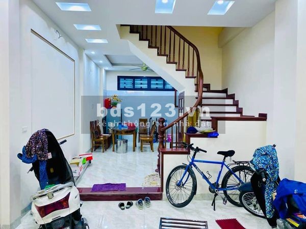 Nhà nguyên căn 6 tầng đúc Quận Cầu Giấy, dt 44m2, mt 4.2 m, gần phố đầy đủ nội thất, giá 6.8 tỷ